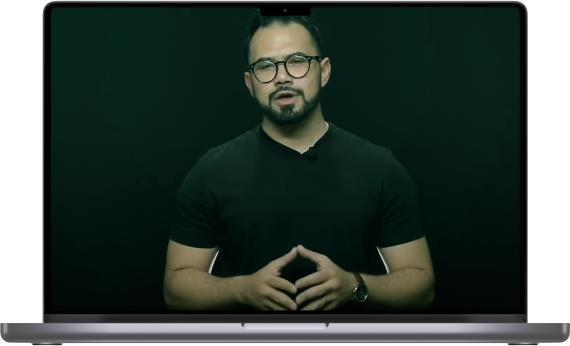 Notebook aberto com uma pessoa na tela